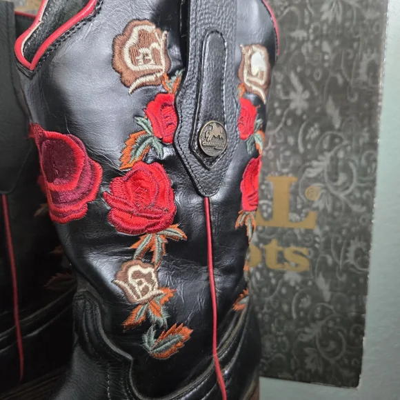Western Red Rose Embroidered Boots With Matching Belt - Picture 2 of 7